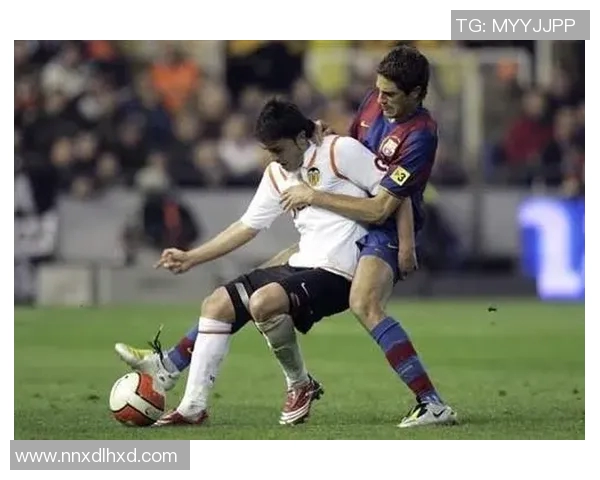 足球明星护球技巧视频教学助你提升防守能力与比赛表现